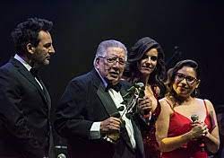 La noche de este viernes finalmente se llevó a cabo la aplazada edición 2019 del copihue de oro, galardón destinado a premiar lo mejor y más popular de la televisión chilena. Copihue De Oro Wikipedia La Enciclopedia Libre