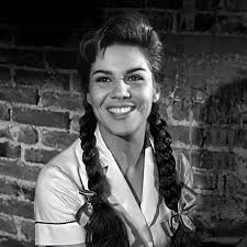 Lilia Prado en una escena de la película "¿Cuánto Vale Tu Hijo? de 1962🎥💞  - - - #liliaprado #mexico #mexicana #cine #cinema #cinemexicano #cinedeoro  #marilynmonroemexicana #cinedeoromexicano #epocadorada  #epocadeorodelcinemexicano #diva #divamexicana ...