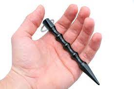 It is typically no more than 5.5 inches (14 centimetres) long and about half an inch (1.25 centimetres) in diameter, slightly thicker or the same size as a marker pen. Kubotan Eine Geniale Selbstverteidigungswaffe Outfit4events