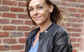 Su primera novela se publicó en 2013, la gente feliz lee y toma café. Edition Agnes Martin Lugand Decidement Tres Attendue Le Parisien