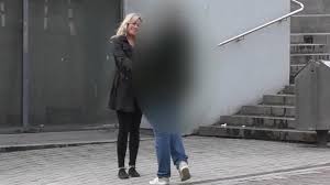 Paar bekommen in luxuriösen wohnung hinunter. Verlangen Manche Vermieter Sex Fur Eine Wohnung