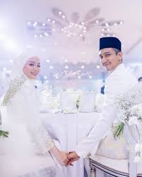 Semua yang bakal bergelar raja sehari pastinya beberapa paparan skrin perbualan pelanggan dan tukang jahit mengenai baju kahwin berinspirasikan busana pengantin fasha itu tular di media sosial. Dioramaahad Baju Pengantin Mira Filzah Disamakan Dengan Alas Meja Mana Pergi Adab Segelintir Warganet