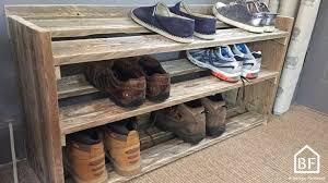 Fabriquer Un Meuble A Chaussures En Palette Bricolage Facile En 2020 Meuble Chaussure Meuble Chaussures Palette Meuble Rangement Chaussures