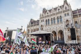 A demonstrálók 16 órakor a hősök terén gyülekeztek, hogy aztán átmenjenek a kossuth térre. Ifv04lt7kqtszm