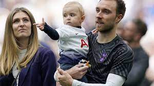 Jun 14, 2021 · eriksen werde montag und »vielleicht auch dienstag« unter beobachtung im krankenhaus bleiben. Eriksen Erholt Sich Im Kreis Der Familie Argoviatoday