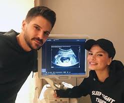 Tolgahan sayışman ve almeda abazi çiftinin 5 aylık oğulları efehan sayışman, kafasındaki 'dermiod kist' nedeniyle bir operasyon geçirdi. A Special Name Is Revealed That Tolgahan And Almeda Will Set The Boy