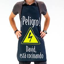 En cambio los delantales largos personalizados se utilizan más dentro de la propia cocina de restaurantes, hoteles o escuelas. Ejemplo De Delantales Originales De Cocina Delantales Originales Delantales Personalizados Delantal Para Hombres