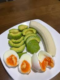 Kombinasi telur rebus dan alpukat adalah menu sarapan sehat yang padat  nutrisi, menyediakan protein tinggi, lemak sehat, serat, serta vitamin  penting yang sangat baik bagi tubuh. Pisang kaya akan kalium, serat, vitamin