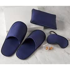 Essentielle De Voyage Essentielle De Voyage Voyage L Idee Cadeau Lideecadeauweb Kit De Sommeil Souple Avec Etui A Fe Fashion Accessories Heels Heeled Mules