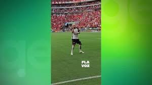 Ele de novo! Matheuzinho provoca Paquetá, do Flamengo, com dancinha após título do Corinthians