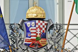 A címer pajzsa fölé helyezett nyílt korona idővel zárttá alakult, és a szent. Szep Cimerek 12 Kep Orszagalbum