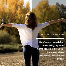 Orang yang sibuk mencari kesalahan orang lain, pasti sulit memperbaiki diri sendiri, karena tak sempat melihat kekurangan. Kata Kata Minta Maaf Tulus Terdalam Dengan Gambar Canva