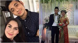 Jika kebanyakan orang yang mengunggah foto pernikahannya dengan seorang pengantin, nah yang satu ini justru dalam foto itu, terlihat seorang pria duduk di pelaminan diapit tiga wanita. Serasi Pakai Baju Pengantin Di Atas Pelaminan Netizen Geger Irish Bella Dan Giorgino Menikah