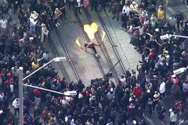 Students vent climate fury at protests. Nsw Police Set Up Strike Force To Find Anti Lockdown Protesters After Thousands Shut Down Sydney Cbd Abc News