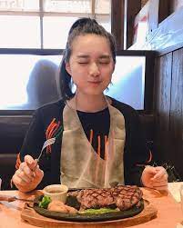 箭内夢菜 無事に お仕事を納めまして 家族で2泊3日の旅行に行きました 前にも載せたお肉 1ポンド食べました はー幸せ この日の全身もあとで載せますね moe zine 食事シーン 全身 食事