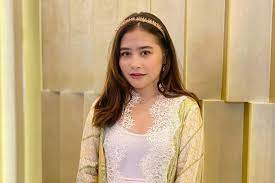Jun 25, 2021 · artis prilly latuconsina (instagram/prillylatuconsina96) bukan hanya kehidupan pribadi hingga karyanya, gaya busana prilly latuconsina seakan tak pernah absen mencuri perhatian netizen. Irzan Faiq 7 Pria Ini Pernah Dekat Sama Prilly Latuconsina