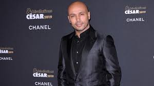 Il accède à la notoriété en formant, avec ramzy bedia, le duo comique éric et ramzy. Week End Family Eric Judor Sera La Star De La Serie Francaise De Disney Premiere Fr