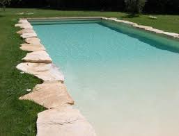 Plage escaliers piscine miroir avec terrasse en bois. Piscine Rectangulaire Avec Plage Immergee Piscine Plage