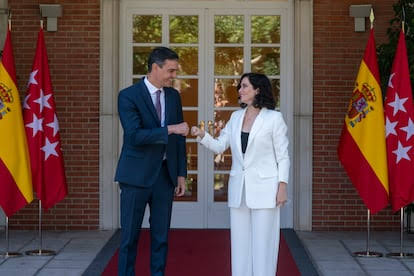 Del “me gusta la fruta” al “corrupto y violento”: la catarata de  descalificaciones de Ayuso en medio de las acusaciones de Sánchez |  Noticias de Madrid | EL PAÍS