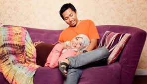 Pada dasarnya seorang mencukur sendiri rambut kemaluannya dan tidak membiarkan seorangpun untuk melihat auratnya kecuali orang yang diperbolehkan untuk melihatnya seperti istri dan ibu. Ga Beres Beginilah Al Quran Menjelaskan Jika Suami Suka Mencium Atau Menjilat Kemaluan Istrinya Silahkan Baca