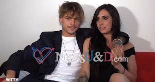 Dopo il sì da parte di martina lei e giacomo si lasceranno andare ad un ballo sotto una pioggia di petali rossi. Z3y5dmsox517xm