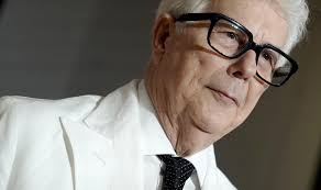 Ken Follett: "Los regímenes fascistas no empiezan construyendo campos de  concentración sino controlando las leyes"