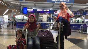Sebuah tugas yang menyebabkan saya segera berangkat ke medan menghadiri sebuah acara diseminasi begitu tiba di medan, setelah naik kereta api kualanamu, saya langsung ke hotel tempat berlangsungnya acara. Pengalaman Bercuti Ke Medan Bersama Family