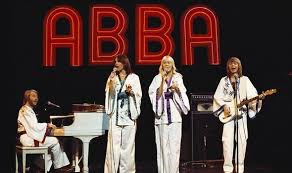 Un año antes de su triunfo en eurovisión, abba no clasificó en la preselección realizada en suecia. 0tylearhod1 Xm