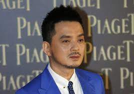 黃耀明（英語： anthony wong yiu ming ，1962年6月16日 － ），香港知名男歌手，以流行音樂組合達明一派主唱的身份最廣為人知，也是進念二十面體成員、人山人海（音樂製作公司）董事長、文藝復興基金會理事長、大愛同盟創始成員。 1985年與劉以達成立音樂組合 達明一派，1987年發行第一張專輯. Evodndwvgrho8m