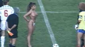 Mujer entro a la cancha desnuda