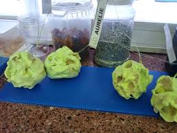 planeten met kraters boetseren uit klei en schilderen met glow in the dark verf juf tess planeten ruimte thema