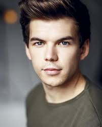 I'm rewatching bridgerton with my bf who only heard about the show from  me.. He hates Antony so much I don't know how to tell him who the second  season is about