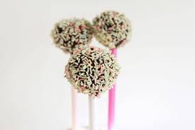 Cake crumbs are mixed with icing or chocolate, and formed into small spheres or cubes in the same way as cake balls, before being given a coating of icing, chocolate or other decorations and attached to lollipop sticks. Das Perfekte Grundrezept Fur Vegane Cakepops Voll Veggie