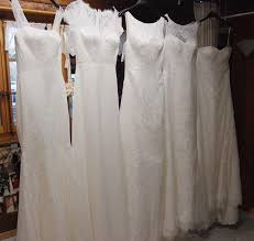Hallo ihr lieben, ich habe ein brautkleid gekauft und leider stellten sich viele andere tatsachen im nachhinein heraus als bei der anprobe gesagt wurde. Brautkleiderreinigung Bern Hochzeitskleiderreinigung Bern