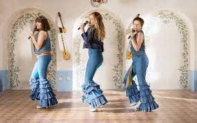 Lily chloe ninette james (née thomson ; Is Lily James Really Singing In Mamma Mia Here We Go Again Popsugar Entertainment Uk