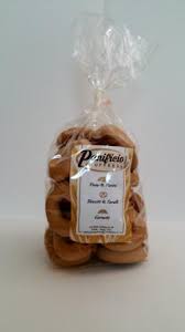 Preriscaldate il forno a 180° e cuocete i taralli dolci al vino per circa 25 minuti, poi estraeteli e lasciateli raffreddare prima di consumarli. Taralli Dolci Al Vino Rosso Pugliese Picture Of Panificio Ciuffreda Vieste Tripadvisor