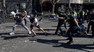 Under the current lockdown in victoria, melbourne's region, all gatherings in private homes are banned and the only kinds of gatherings that are allowed are funerals of 10 people or fewer. Anti Lockdown Protesters Clash With Police In Australia Voice Of America English