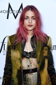 Since then, she's inherited millions, created visual art, experienced marriage and divorce, and. Frances Bean Cobain Steckbrief News Bilder Gala De