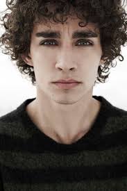 Pin By El On Oboi Robert Sheehan Curly Hair Styles Robert Michaels