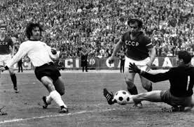 Gerd muller is a former german footballer and regarded as one of the greatest goalscorers of all time. Das Phanomen Gerd Muller Rekorde Fur Die Ewigkeit Fussball Stuttgarter Zeitung