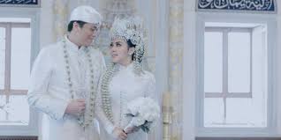 Mereka akan mengenakan pakaian yang sama. Terpesona Reino Barack Sempat Kira Syahrini Tak Cocok Pakai Baju Adat Sunda Kapanlagi Com