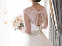 下の位置でまとめて上品に シニヨン アレンジのまとめ髪が大人可愛い インスタントカメラ 結婚式 やること 結婚報告ハガキ