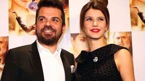 كشف المغني كنان دوغلو انه عرض الزواج على بيرين سات 16 مرة واشترى لها خاتم 6 مرات وقال زوجتي مثل حديقة زهور تزداد ثراء تزهر Singer My Wife Is I Fall In Love