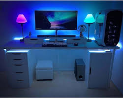 Was Haltet Ihr Von Den Verschiedenfarbigen Lampen Kennzeichnen Sie Ihre Freunde Ist Gaming Room Setup Room Setup Computer Desk Setup