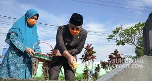 Doa ziarah kubur di atas dapat dilakukan sendiri atau bersama oleh seorang imam. Doa Ziarah Kubur Dan Tata Cara Lengkapnya