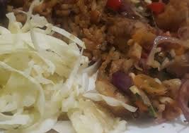 Bahan dagingnya adalah daging ayam atau kambing, dengan bumbu kecap manis dan gula jawa, dicampur bawang putih, bawang goreng, kacang tanah goreng yang sudah dihaluskan, petis, kemiri, dan garam. Inilah Cara Membuat Nasi Goreng Kambing Sambal Matah Anti Gagal