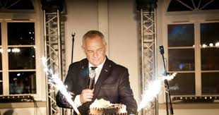 Měří o jedenáct centimetrů víc a má lehce vyšší profesní pozici než jeho partnerka. Podwojny Jubileusz Marka Kondrata Zobacz Relacje