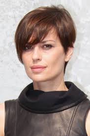 Procedi con un tagli asimmetrico di tendenza come quelli visti sulle passerelle e sfoggiati dalle star! Taglio Di Capelli Corti Asimmetrico Alla Claudia Pandolfi 2012