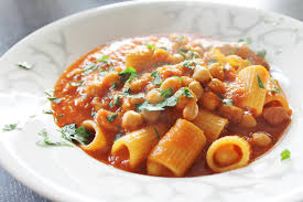 Oct 24, 2020 · la pasta e ceci è un primo piatto caldo, confortante, sostanzioso e ricco di proteine, tipico della cucina italiana; Mezze Maniche Con Ceci E Pancetta The Foodies