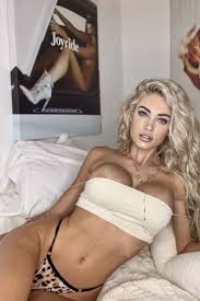 Sensational model in revealing poses (8 photos) · Pandesia World